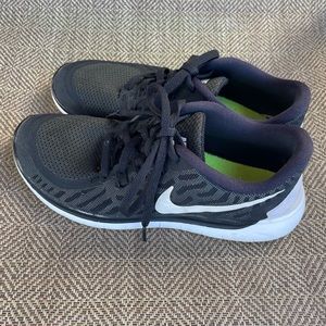 Nike kids shoes size (Y7)
